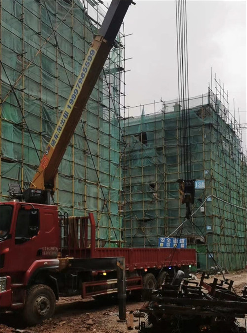 金林区“慢工细活”—— 吊车的 “微动控制” 技术